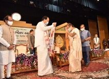 Vice President Venkaiah Naidu ने 3 विद्वानों को दिया असम का सर्वोच्च नागरिक पुरस्कार