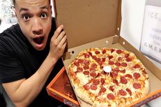 फ्री Pizza के लिए शख्स ने किया ऐसा मैसेज, जवाब देकर फंस गई कंपनी