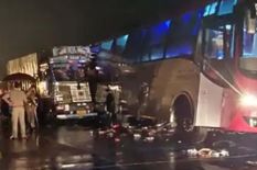सुबह-सुबह भीषण सड़क हादसा, बस और ट्रक की भिड़ंत में 9 लोगों की मौके पर ही मौत