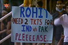 मैच के दौरान फैन ने रोहित शर्मा ने मांग ली ऐसी चीज, सोशल मीडिया पर वायरल हुआ ये मामला