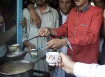 पड़ोसी देश में 40 रुपए में मिल रहा एक कप चाय, जनता परेशान