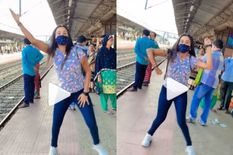 लड़की ने रेलवे स्टेशन पर 'सात समंदर पार' गाने पर किया गजब डांस, देखें वायरल वीडियो