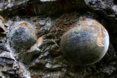 गजबः चीन में है दुनिया की सबसे अनोखी चट्टान, देती है अंडे, जानिए पूरा मामला