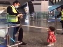 छोटी बच्ची ने एयरपोर्ट पर की ऐसी मांग, वायरल हुआ वीडियो



