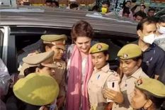 महिला पुलिसकर्मियों को प्रियंका गांधी के साथ सेल्फी लेना पड़ा महंगा, कमिश्नर ने बिठाई जांच

