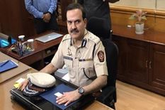 मुंबई पुलिस के पूर्व कमिश्नर परमबीर सिंह को लगा बड़ा झटका, जारी हुआ गैर जमानती वारंट