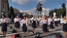 इटली में महिलाओं ने कपड़े उतार किया वेतन में कटौती के खिलाफ प्रदर्शन