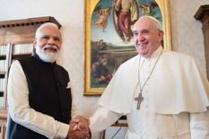 नरेंद्र मोदी और पोप फ्रांसिस के बीच घंटे भर हुई बात, भारत आने का दिया न्योता