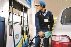 पेट्रोल-डीजल पर टैक्स से सरकार हुई मालामाल , 6 महीने में हुई 1.71 लाख करोड़ रुपये की कमाई

