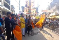 त्रिपुरा में एबीवीपी कार्यकर्ताओं पर हुए हमले पर जताई नाराजगी, फूंका पुतला



