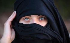 मोबाइल स्टोर से बुर्का की जगह जींस पहनने वाली महिला को निकाला
