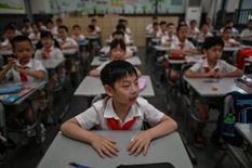 कोरोना वायरस से इतना डरा हुआ है चीन, घंटों तक छोटे बच्चों को स्कूल में रखा बंद, जानिए पूरा मामला