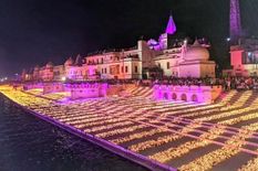 अयोध्या में दीपोत्सव का भव्य नजारा, सरयू के घाट पर लाखों दीयों का मेला

