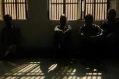 UP: फर्रूखाबाद जेल में कैदी की मौत से बिफरे कैदियों ने जेलर को बनाया बंधक, आगजनी