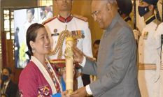 अरुणाचल प्रदेश की पर्वतारोही अंशु जमसेनपा राष्ट्रपति राम नाथ कोविंद द्वारा पद्मश्री से सम्मानित