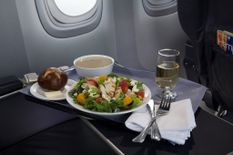 नागरिक उड्डयन मंत्रालय ने एयरलाइंस सभी घरेलू उड़ानों में भोजन देने की दी अनुमति 