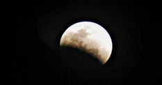 19 नवंबर को लग रहा है कि साल का आखिरी चंद्र ग्रहण, ये 4 राशि वाले रहें सावधान