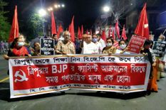 त्रिपुरा की भाजपा सरकार पर गुंडागर्दी के आरोप, गृह मंत्रालय के बाहर TMC सांसदों का प्रदर्शन, बर्खास्त करने की मांग 