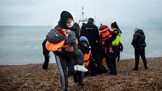 इंग्लिश चैनल में डूबी नाव, फ्रांस से ब्रिटेन जा रहे 31 शरणार्थियों की दर्दनाक मौत