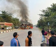 रायबरेली से लखनऊ जा रही बस खड़े ट्रक से टकराई, बस में लगी आग, यात्रियों में मची अफरा-तफरी कई घायल