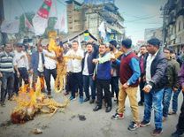 सुबनसिरी हाइड्रो प्रोजेक्ट के खिलाफ छात्र संघ का जोरदार विरोध प्रदर्शन, पावर मंत्री RK सिंह के फूंके पुतले