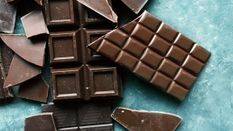 लड़के को चॉकलेट देने पर लड़की की बेरहमी से पिटाई, लड़की ने स्कूल की तीसरी मंजिल से छलांग लगाई