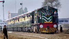 गजबः ड्राइवर ने दही खरीदने के लिए रोक दी ट्रेन, रेलमंत्री ने दी ऐसी बड़ी सजा