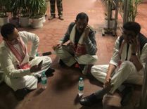 नागालैंड गोलीबारी के बाद पीड़ितों से मिलने जा रहे कांग्रेस प्रतिनिधिमंडल को असम के एयरपोर्ट पर रोका, वहीं गेट के सामने धरने पर बैठे