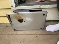 बम की तरह फटा Apple MacBook Pro, आग की लपटें देख शख्स ने किया ऐसा काम