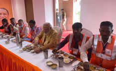 पीएम मोदी ने कारीगरों पर की पुष्प वर्षा, कुर्सी हटवाई, साथ किया भोजन, यूं जीत लिया सभी का दिल