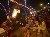 ‘गंगा आरती’ में शामिल हुए पीएम मोदी, रोशनी से जगमग हो उठा वाराणसी