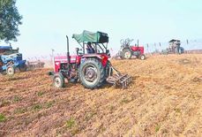 जम्मू-कश्मीर: 19 साल बाद अपने खेत में पहुंचे किसान, पहले मिट्टी को चूमा, फिर दौड़ाए ट्रैक्टर

