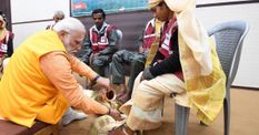 PM Modi की ये फोटो हो रही जमकर वायरल, जानिए क्यों छुए ऐसी महिला के पैर