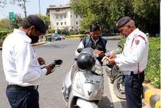गुवाहाटी ट्रैफिक पुलिस ने हेलमेट नहीं पहनने पर 8,127 लोगों पर लगाया जुर्माना 