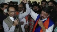 मुख्यमंत्री शिवराज सिंह चौहान के साथ सिंधिया समर्थकों ने गाया शोले का गाना, ये दोस्ती हम नहीं तोड़ेंगे...।  वीडियो हुआ वायरल 

