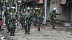 कश्मीर में आतंकवादी हमले में पुलिस अधिकारी सहित दो की मौत