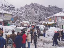 जम्मू-कश्मीर सहित कई राज्यों में सफेद बर्फ की चादर, हाड़ कंपाने वाली सर्दी से लोगों का बुरा हाल

