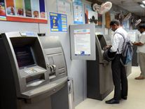 नए साल में लगेगा बड़ा झटका: ATM से पैसा निकालना होगा महंगा, बदल जाएंगे बैंक के कई नियम, जानिए सबकुछ