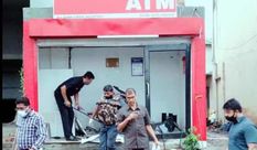 चोरों ने एटीएम मशीन में विस्फोटक बांधकर उड़ाया, 16 लाख रुपये लेकर भागे गए 
