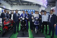EV India Expo 2021 :  इस कंपनी ने पेश किए इलेक्ट्रिक वाहन, एक बार चार्ज करने पर चलेंगे 150km, डिटैचेबल बैटरी पैक से लैस

