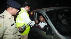 डबल एक्शन, ट्रैफिक पुलिस ने शराब पीकर गाड़ी चलाने वालों के 10,000 रुपये का जुर्माना के साथ 95 लाइसेंस किए रद्द