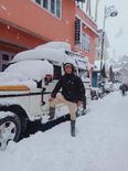 सिक्किम में हो रही जबरदस्त बर्फबारी, एंज्यॉय कर रहे लोग, देखिए तस्वीरें