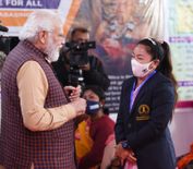 मणिपुर में कुछ पलों के लिए मीराबाई चानू से मिले PM मोदी, पूछ लिया ऐसा सवाल