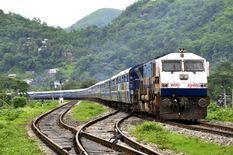 Trains Cancel : रेलवे ने आज रद्द कर दीं है 981 ट्रेनें, देखिए लिस्ट
