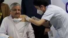 Covid Precautions Dose : पहले दिन नौ लाख लोगों ने लिया टीका, डाॅ रणदीप गुलेरिया ने भी लिया प्रिकाॅशन डोज