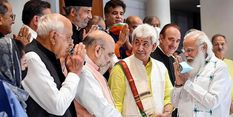 PM Modi की शरण में आई इस देश की 7 राजनीतिक पार्टियों, मांगी ऐसी मांगी मदद
