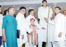 UP Assembly election 2022: भारत के सबसे लंबे इंसान धर्मेंद्र प्रताप सिंह सपा में शामिल, अखिलेश यादव ने किया स्वागत
