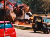 ट्रक में लगी थी भयंकर आग, तभी फरिश्ता बनकर आया अनजान शख्स, यह रहा वो खतरनाक वीडियो