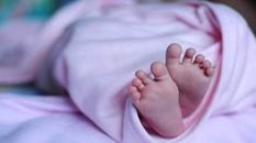 अस्पताल गेट पर हुआ बच्चे का जन्म, डॉक्टर, नर्सिंग अफसर निलम्बित 



