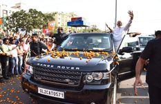 मणिपुर चुनाव: प्रधानमंत्री को लेकर मणिपुर में दिखा जबरदस्त उत्साह, कार से उतरकर आम लोगों से मिले मोदी